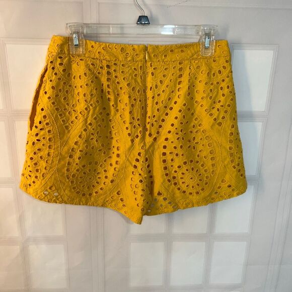 BCBG Maxazaria Yellow Eyelet Embroidery Pleated Front Dress Shorts Size Small - Picture 5 of 8
